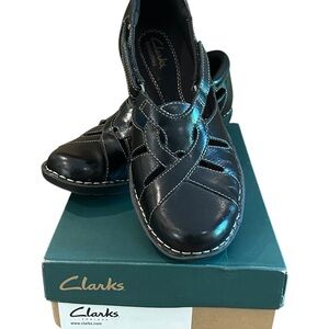 Clarks Closed Toe ‘Bendable’ Leather Flats with Criss-Cross Design. Like New 8 M